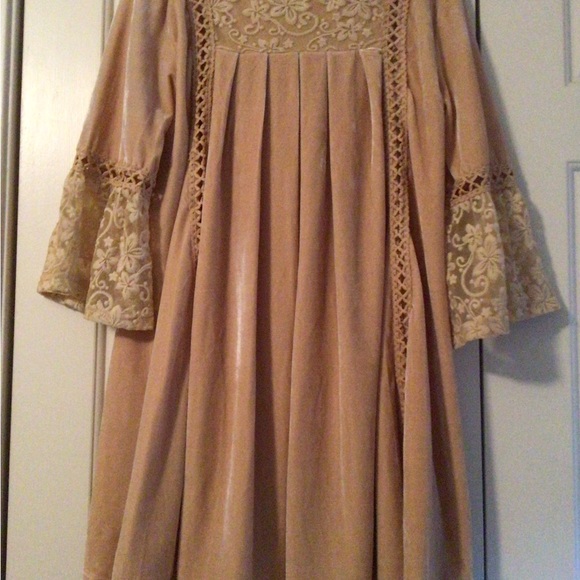 POL Women’s Top V Neck Velvet Goldenrod Embroidered Boho Tunic Size M - Picture 1 of 5